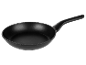 Čierna nepriľnavá panvica s ergonomickou rukoväťou.