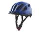Modrá cyklistická prilba s čiernym šiltom a nastaviteľnými popruhmi