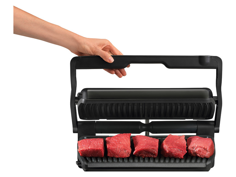 Čierny gril s rukoväťou, na ktorom sa griluje mäso.