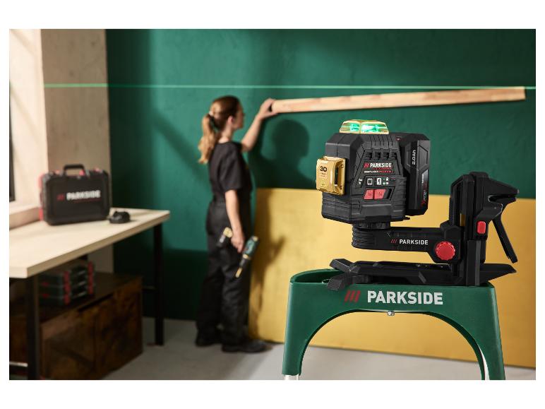 Akumulátorový krížový laser PARKSIDE PERFORMANCE® premietajúci zelenú líniu na stenu.