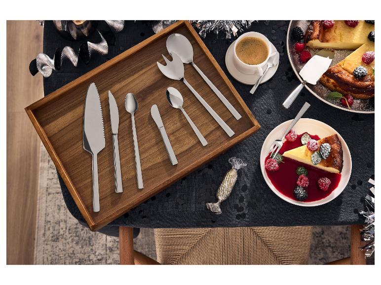 Súprava príborov na servírovanie dezertov na drevenom podnose s koláčom a kávou.