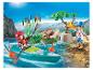 Figúrky Playmobil v kajaku na rieke s vydrou na brehu.