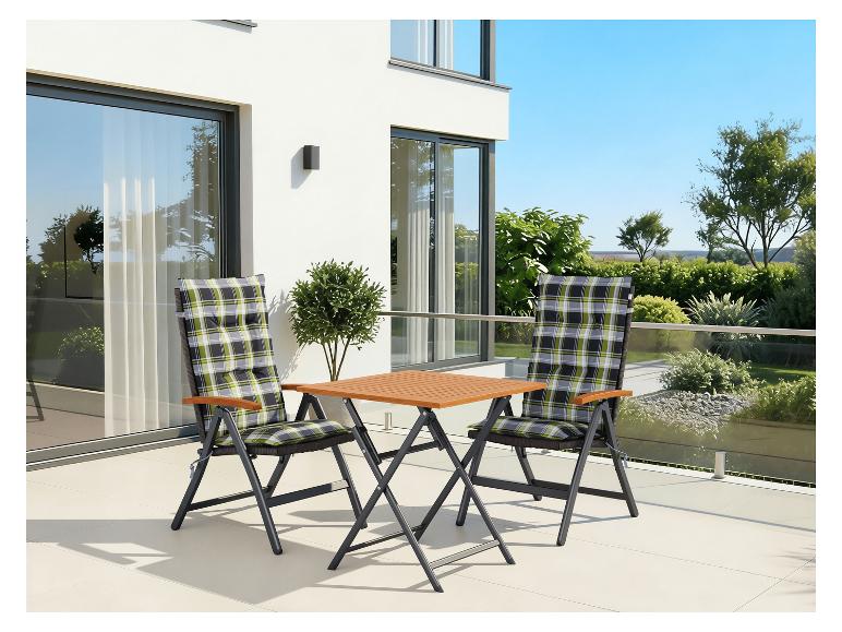 Vonkajší bistro set s dvoma skladacími stoličkami a skladacím stolom na modernej terase.