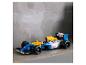 Modro-žlté pretekárske auto Lego Williams F1 na sivom povrchu.