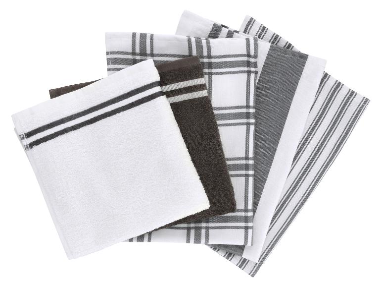 Vejár bielych a sivých kuchynských utierok s rôznymi vzormi.