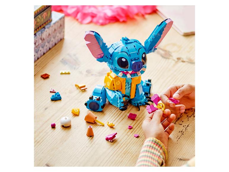 Dieťa skladá stavebnicu Stitch s rozhádzanými dielikmi.