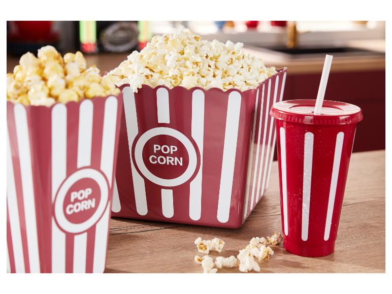 Dve červené vedrá na popcorn s bielymi pruhmi a červený pohár na pitie so slamkou.