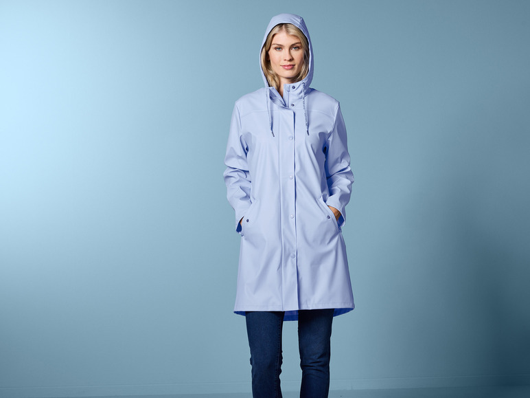 Žena v modrom dažďovom kabáte s kapucňou.