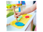 Dieťa si hrá s modelovacou hmotou Play-Doh a nástrojmi.