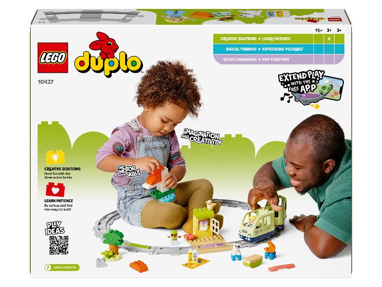 Krabička LEGO Duplo s dieťaťom a dospelým hrajúcimi sa s vlakom a kockami.