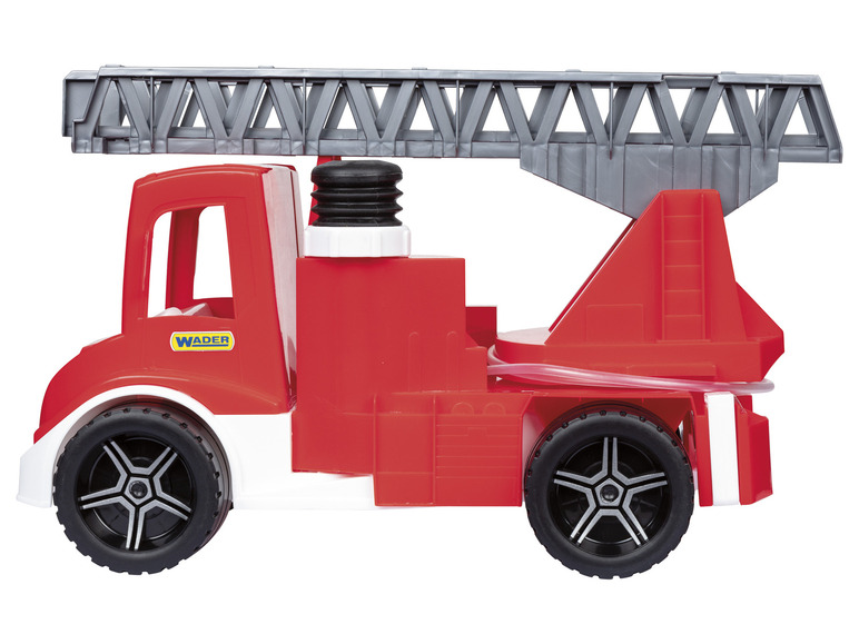 Červené hasičské auto Wader s rebríkom a hadicou.