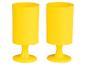 Dva vysoké žlté poháre so stopkou na bielom pozadí