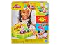 Krabica Play-Doh s usmievajúcim sa dievčaťom hrajúcim sa s kvetinovou záhradnou súpravou.