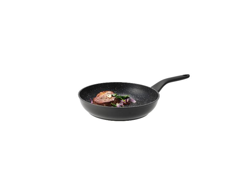 Čierna panvica so steakom, špenátom a červenou cibuľou