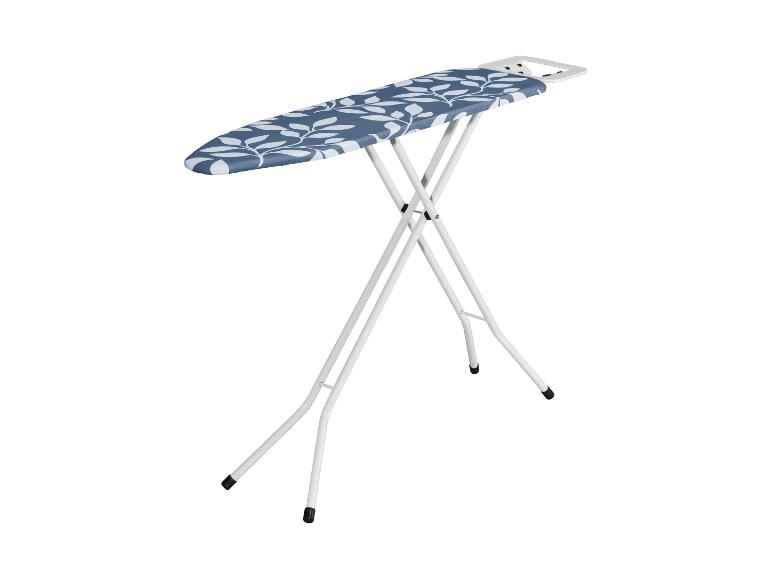 Žehliaca doska s modrým poťahom so vzorom listov
