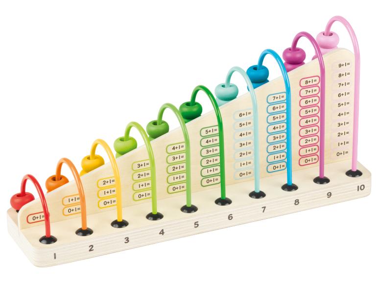 Drevená abacus s farebnými korálkami na učenie sa sčítania.