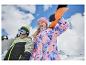 Dve usmievavé deti so snowboardmi, v lyžiarskych bundách a čiapkach, na horskom pozadí.