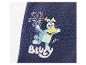 Tmavomodré tričko s kreslenou potlačou postavičky Bluey šplhajúcej sa na palmu.