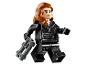 LEGO minifigúrka Black Widow s gaštanovými vlasmi a dvoma pištoľami.