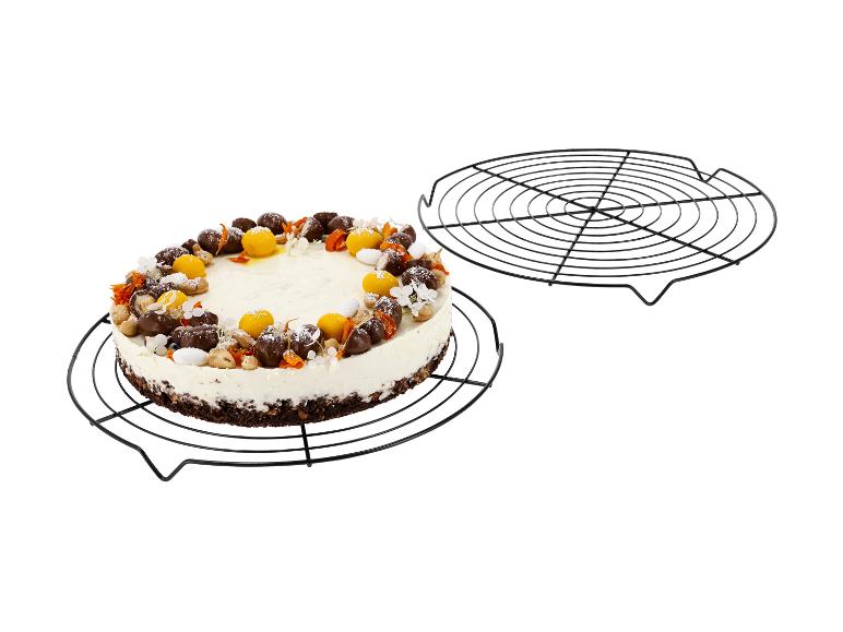 Cheesecake s čokoládou, orechmi a ovocnými dekoráciami na chladiacom rošte.