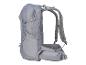 Sivý turistický batoh, bočný pohľad