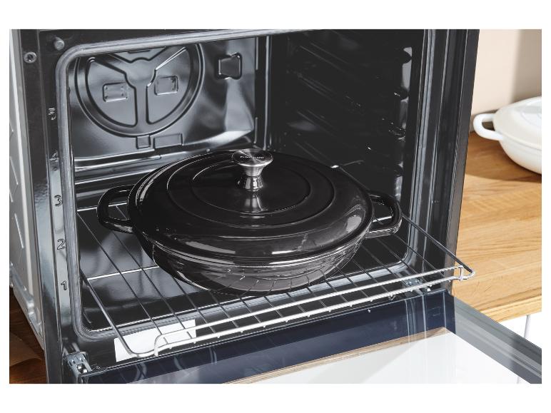 Rúra s liatinovým hrncom Silvercrest vo vnútri.