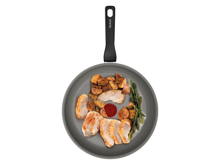 Tefal pan s pečeným kuracím mäsom, zemiakmi a špargľou.