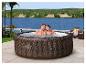 Pár relaxuje v nafukovacom vírivke Lay-Z-Spa Bali.