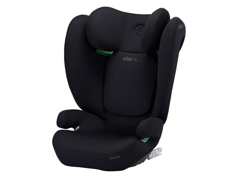 Čierna detská autosedačka so zelenými detailmi, pohľad z uhla.