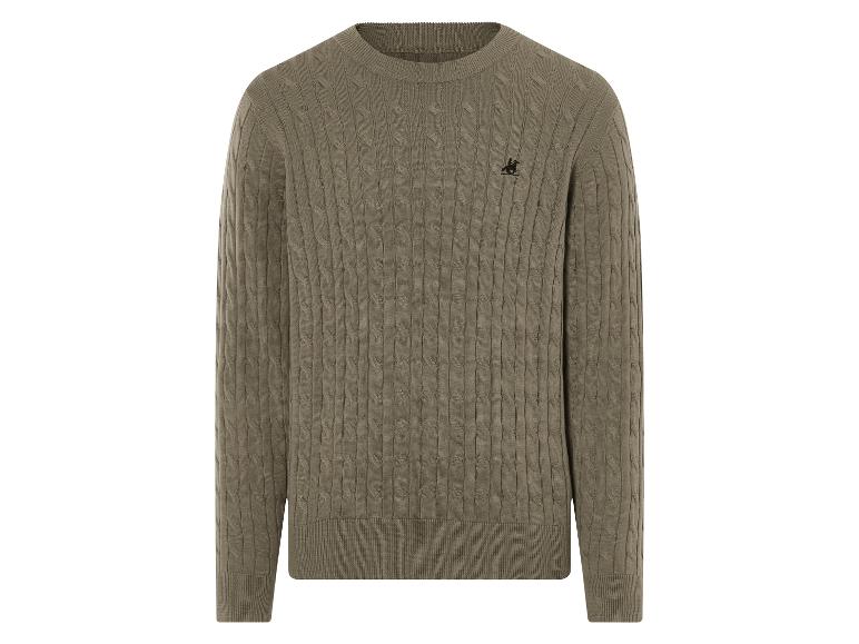 Tmavozelený sveter s káblovým vzorom a malým koníkom na hrudi.