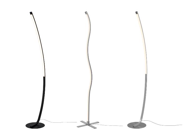 Tri moderné LED stojanové lampy, jedna čierna a dve strieborné, na bielom pozadí.