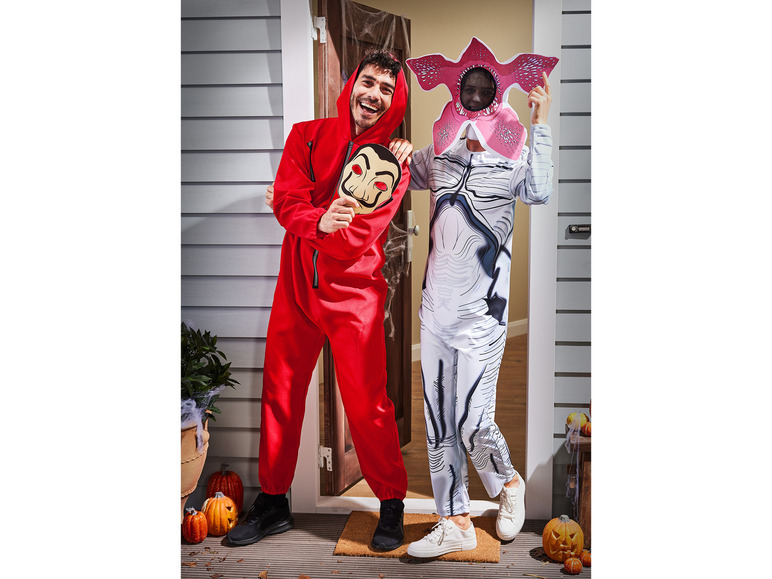 Dve osoby v halloweenskych kostýmoch, jeden s maskou 'Vymyslený dom' a druhý s kostýmom 'Stranger Things' Demogorgon.