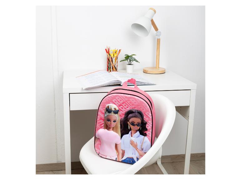 Ružový batoh s motívom Barbie na bielej stoličke.