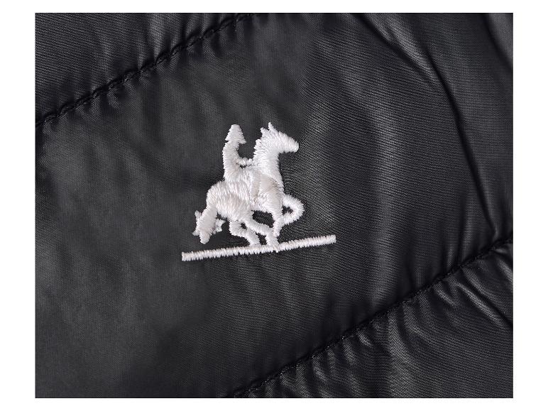 Čierna prešívaná bunda s bielym vyšívaným logom jazdca.