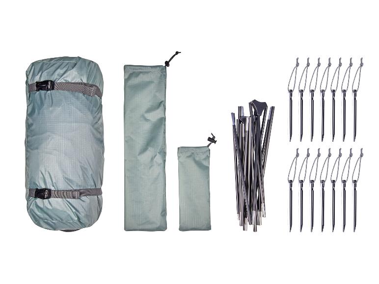Spací vak, tyčky a kolíky na stan.