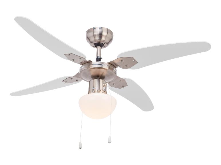 Stropný ventilátor s bielymi lopatkami a zabudovaným osvetlením.