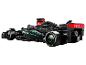 Čierny model LEGO Formuly 1 s logami Petronas a Ineos.