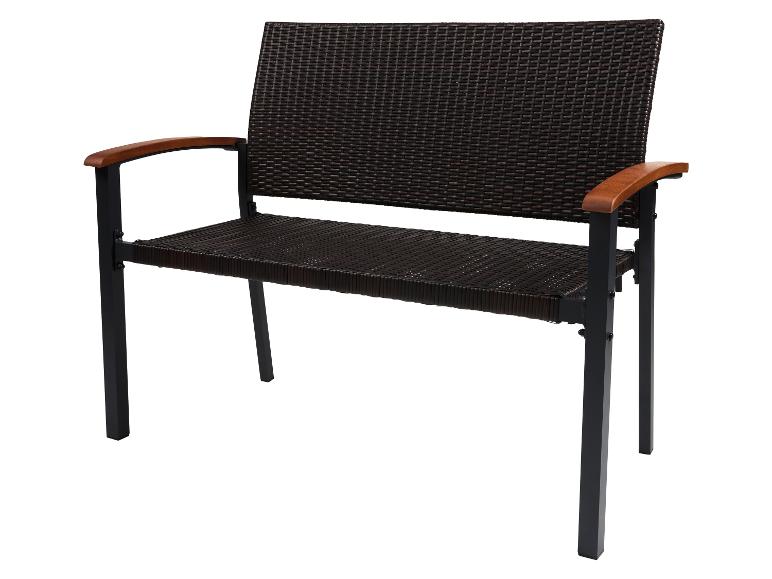 Tmavohnedá ratanová záhradná lavica s drevenými opierkami rúk a kovovým rámom.