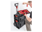 Muž si organizuje náradie v vozíku na náradie Qbrick System.