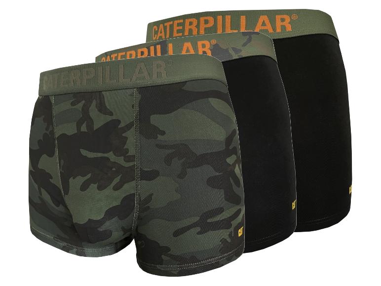 Tri pánske boxerky: jedny maskáčové, dvoje čierne, so zelenými pásmi s nápisom.