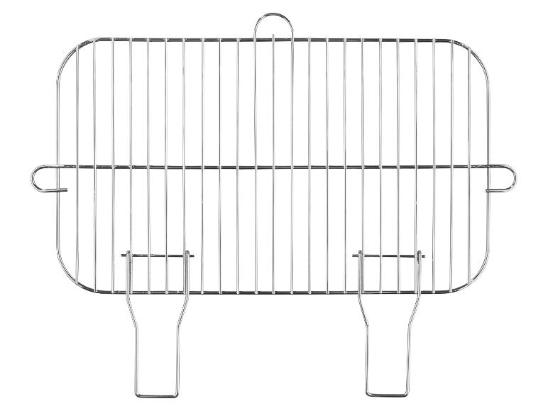 Chrómovaný gril s úchytkami.