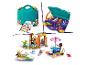 Súprava LEGO Friends s kufríkom, nálepkami a plážovou scénou s figúrkami a doplnkami.