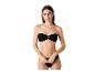 Modelka v čiernych bikinách s bandeau.