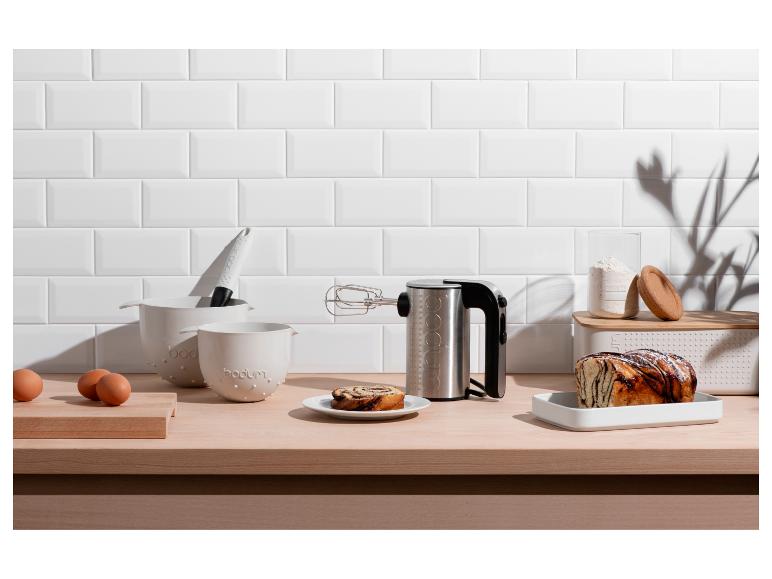 Ručný mixér Bodum a pomôcky na pečenie na kuchynskej linke.