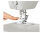 Ruka nastavuje pätku na bielom šiacom stroji.