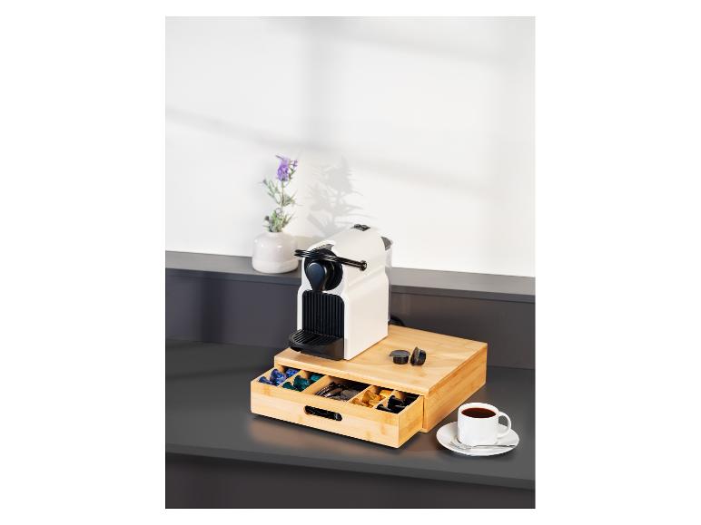 Kávovar, kapsule a bambusový organizér.