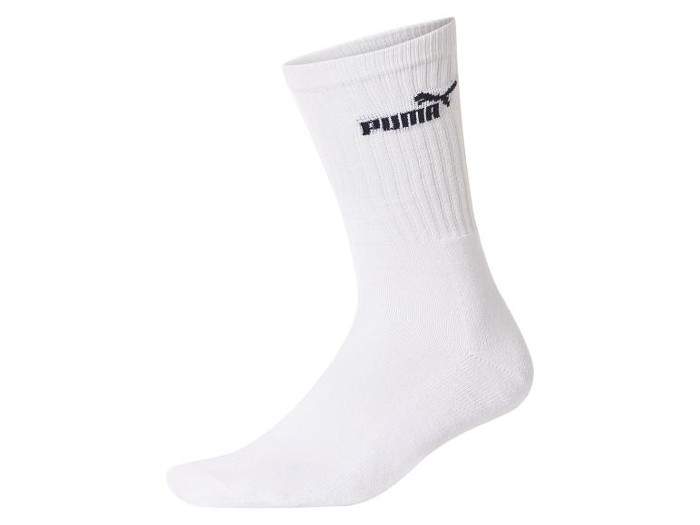 Biela ponožka Puma s čiernym logom značky na boku.