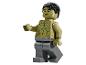 Olivovo zelená Lego figúrka s čiernymi vlasmi a sivými nohavicami, s nakreslenými svalmi.