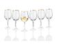 Šesť pohárov s pozláteným okrajom, jeden s bielym vínom.