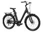 Čierny elektrobicykel s Kenda pneumatikami.